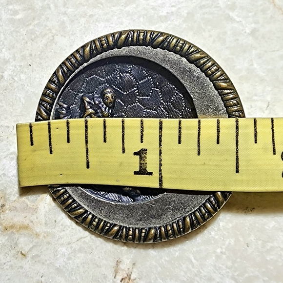 Vintage jester clown making a princess laugh round black and bronze metal brooch - Picture 3 of 6